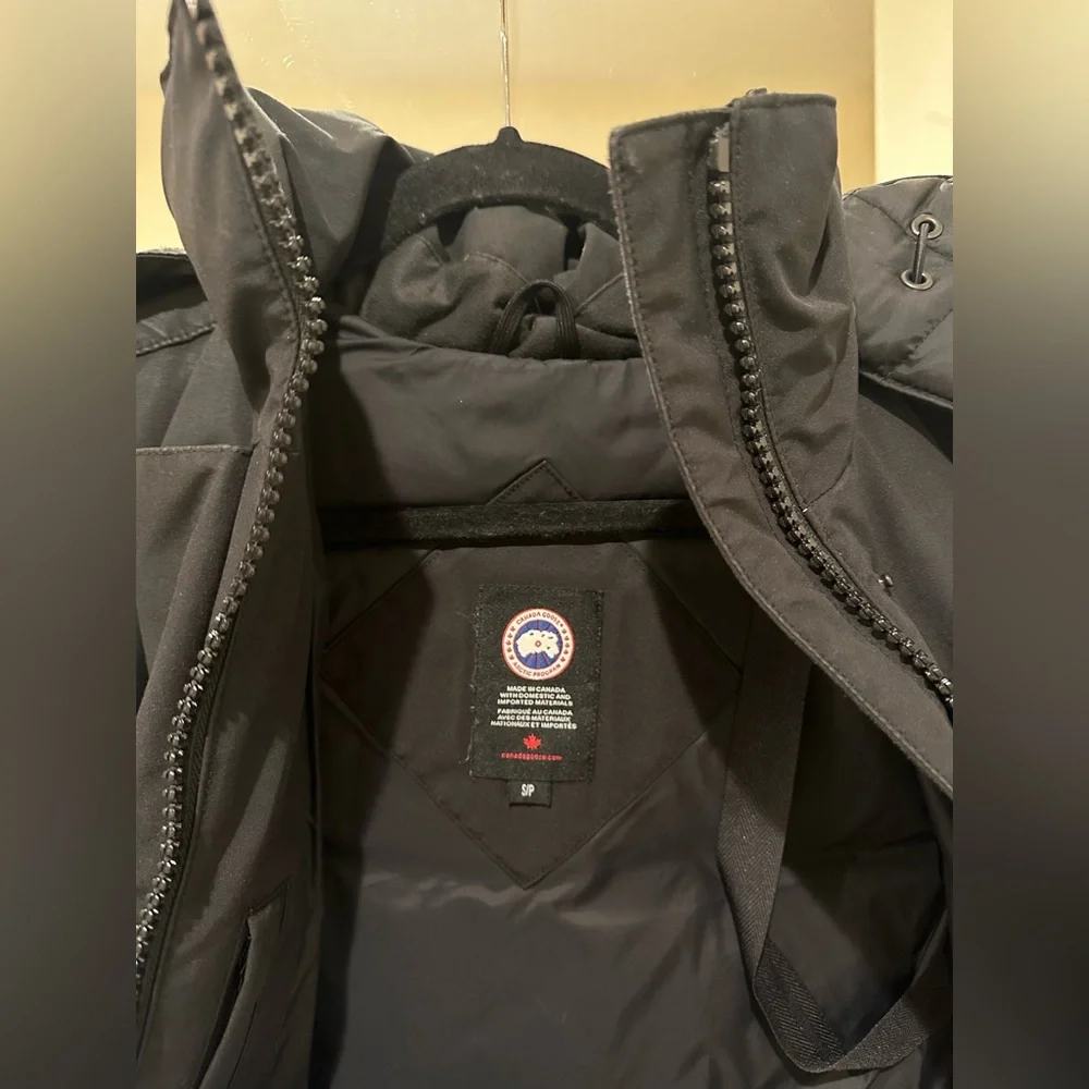 Canada Goose Coat - Picture 5 of 9